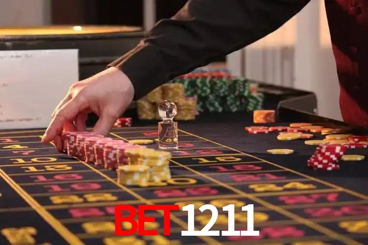 Escena dinámica inspirada en casino con iluminación BET1211, cartas, fichas e íconos de juegos digitales en un espacio moderno de juegos.
